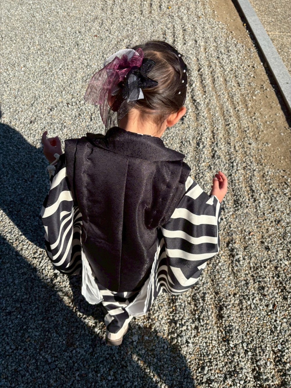 ホワイト系のスニーカー、ブラック系の着物を着用したレディースの冬コーディネートの2枚目の写真