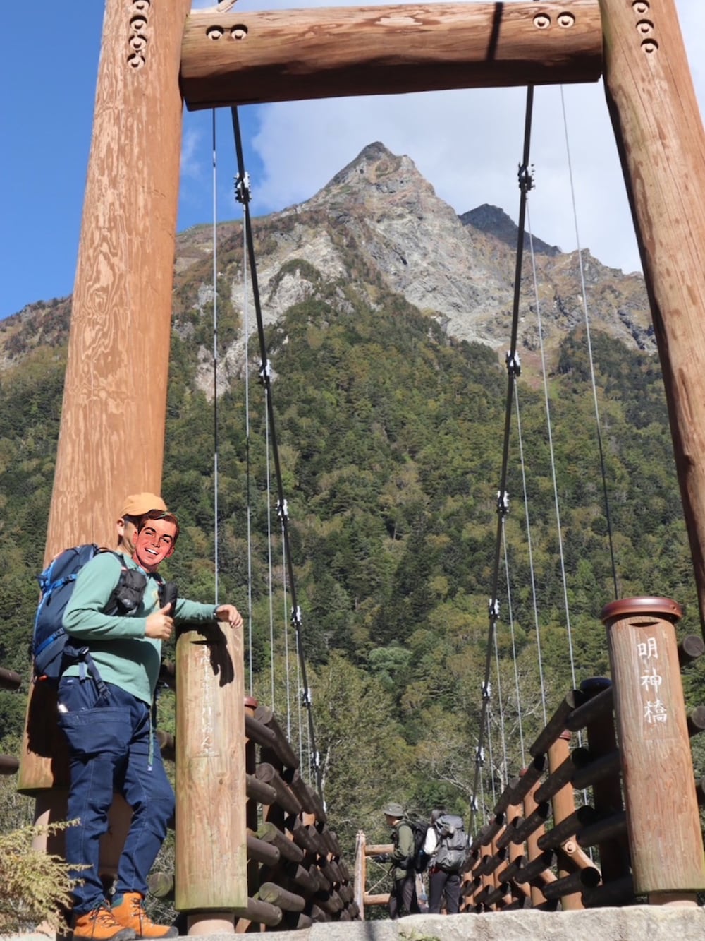 ブラック系のマウンテンパーカー、グリーン系のパンツ、ブラック系のバックパック/リュックを着用したレディースの秋コーディネートの3枚目の写真