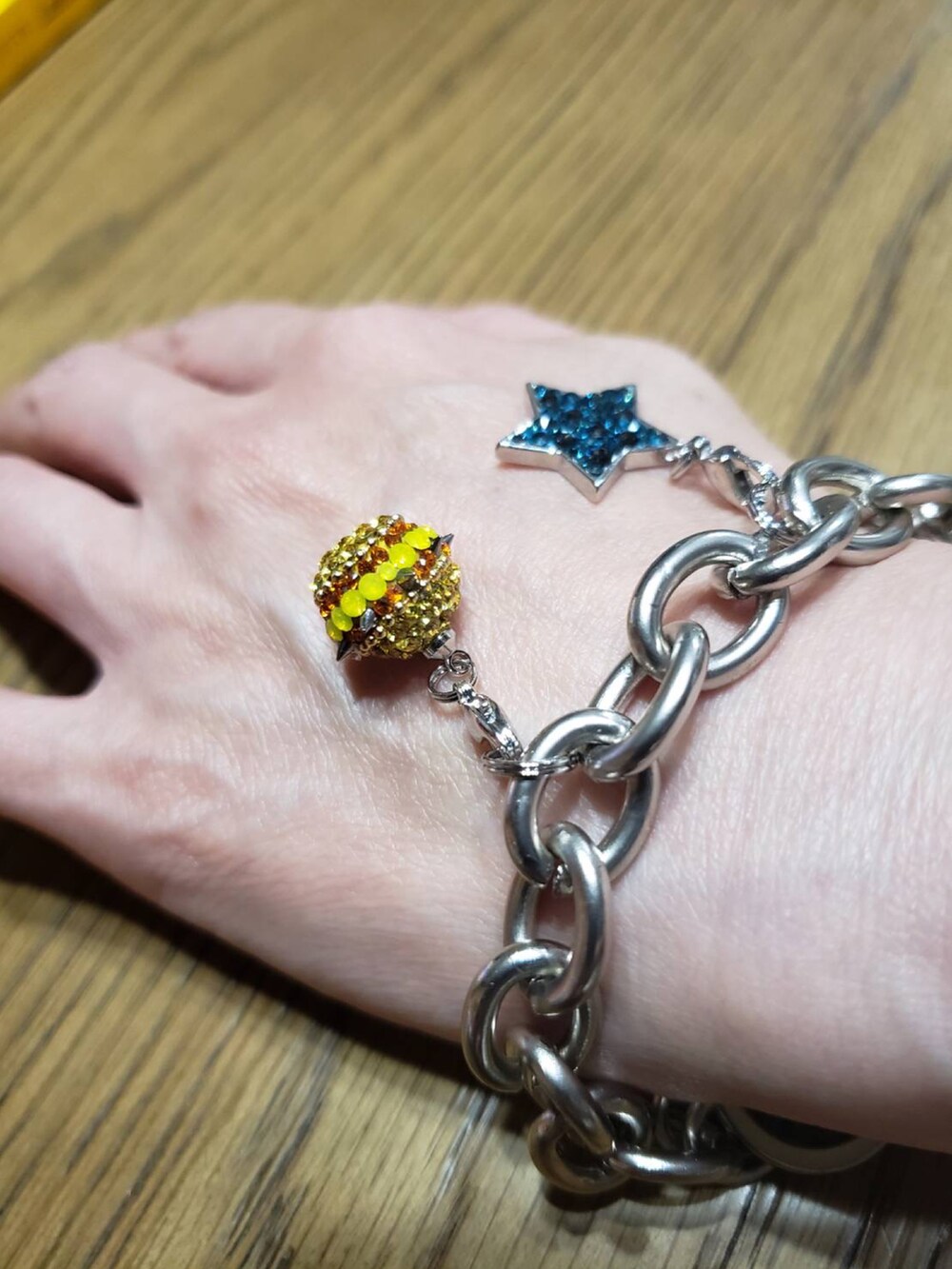 ブラック系のスニーカー、レッド系のソックス/靴下を着用したレディースの春コーディネートの3枚目の写真