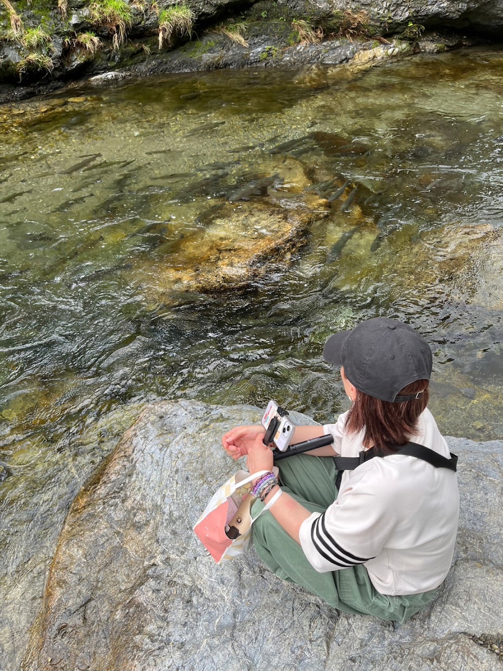 グリーン系のカーゴパンツ、ホワイト系のその他アウター、グリーン系のスニーカーを着用したレディースの秋コーディネートの4枚目の写真