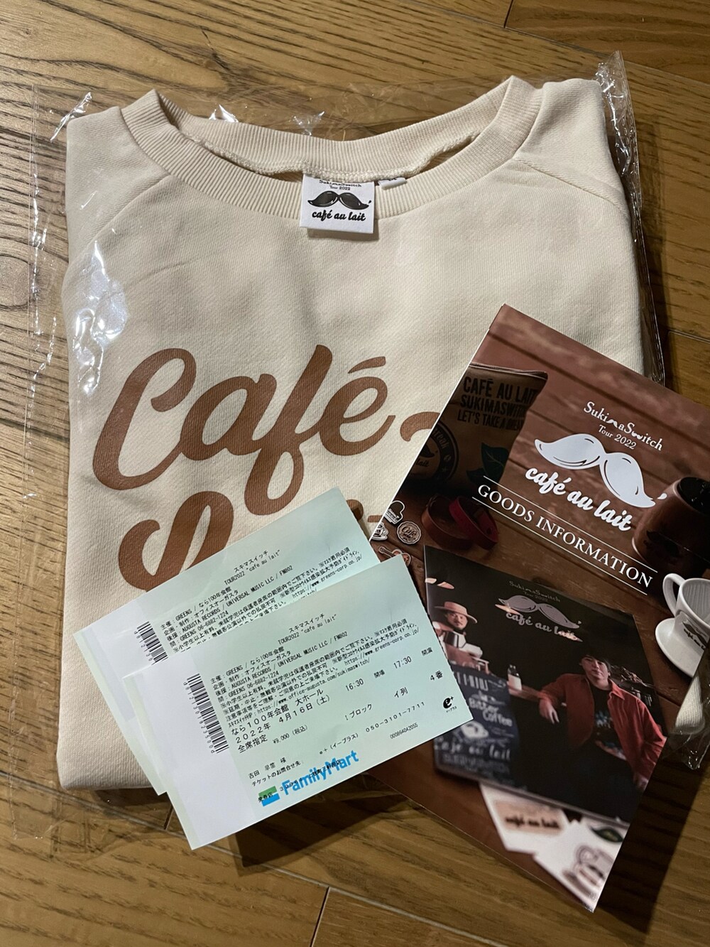 ブルー系のデニムジャケット、ブラック系のライダースジャケット、ブラック系のTシャツ/カットソーを着用したレディースの春コーディネートの5枚目の写真