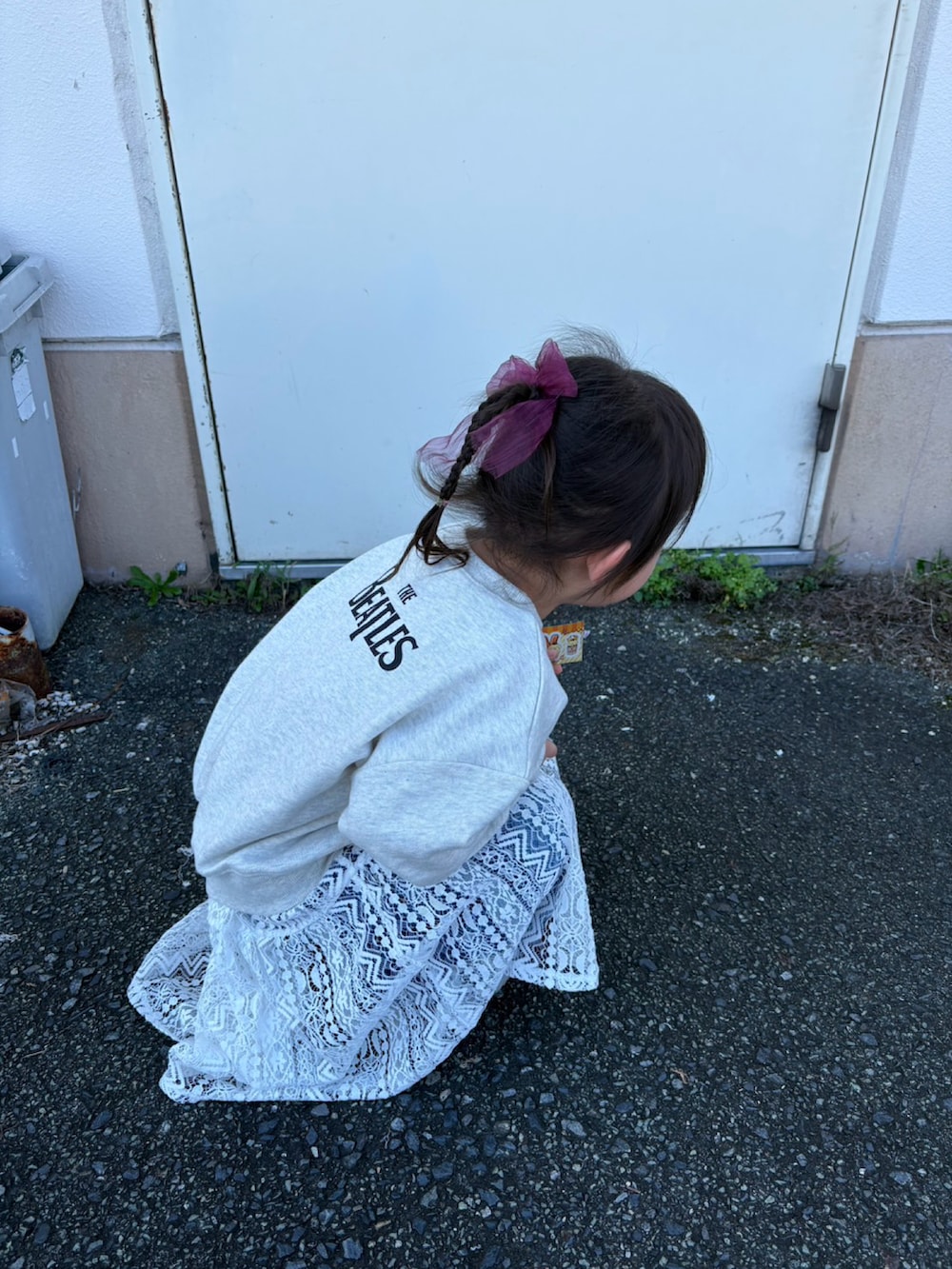 グレー系のスウェット、ホワイト系のチュニック、ブルー系のパンツを着用したレディースの秋コーディネートの2枚目の写真