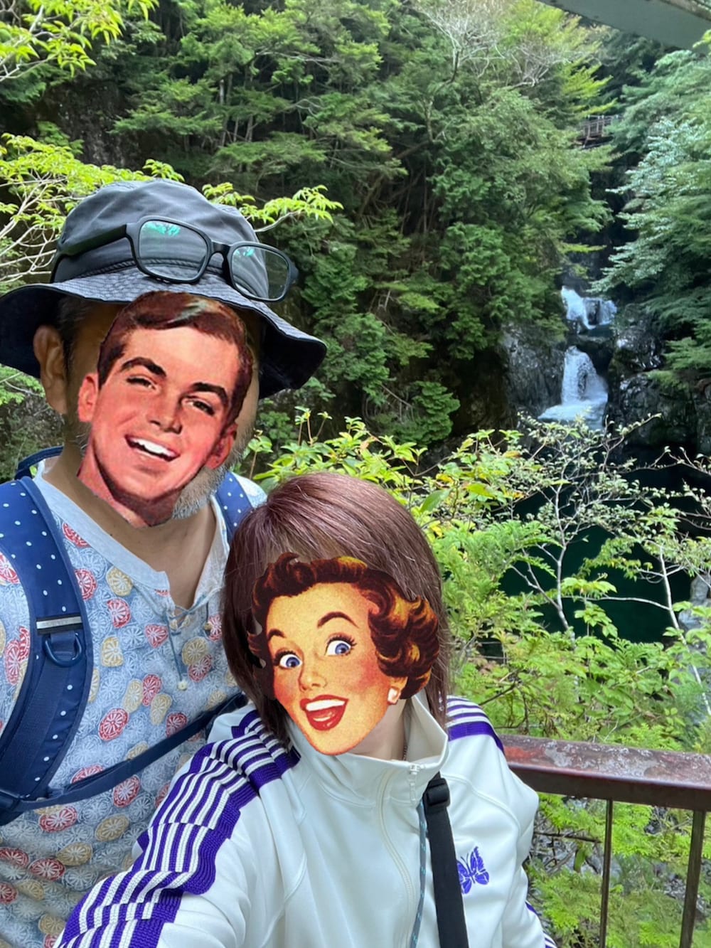 グリーン系のカーゴパンツ、ホワイト系のその他アウター、グリーン系のスニーカーを着用したレディースの秋コーディネートの2枚目の写真