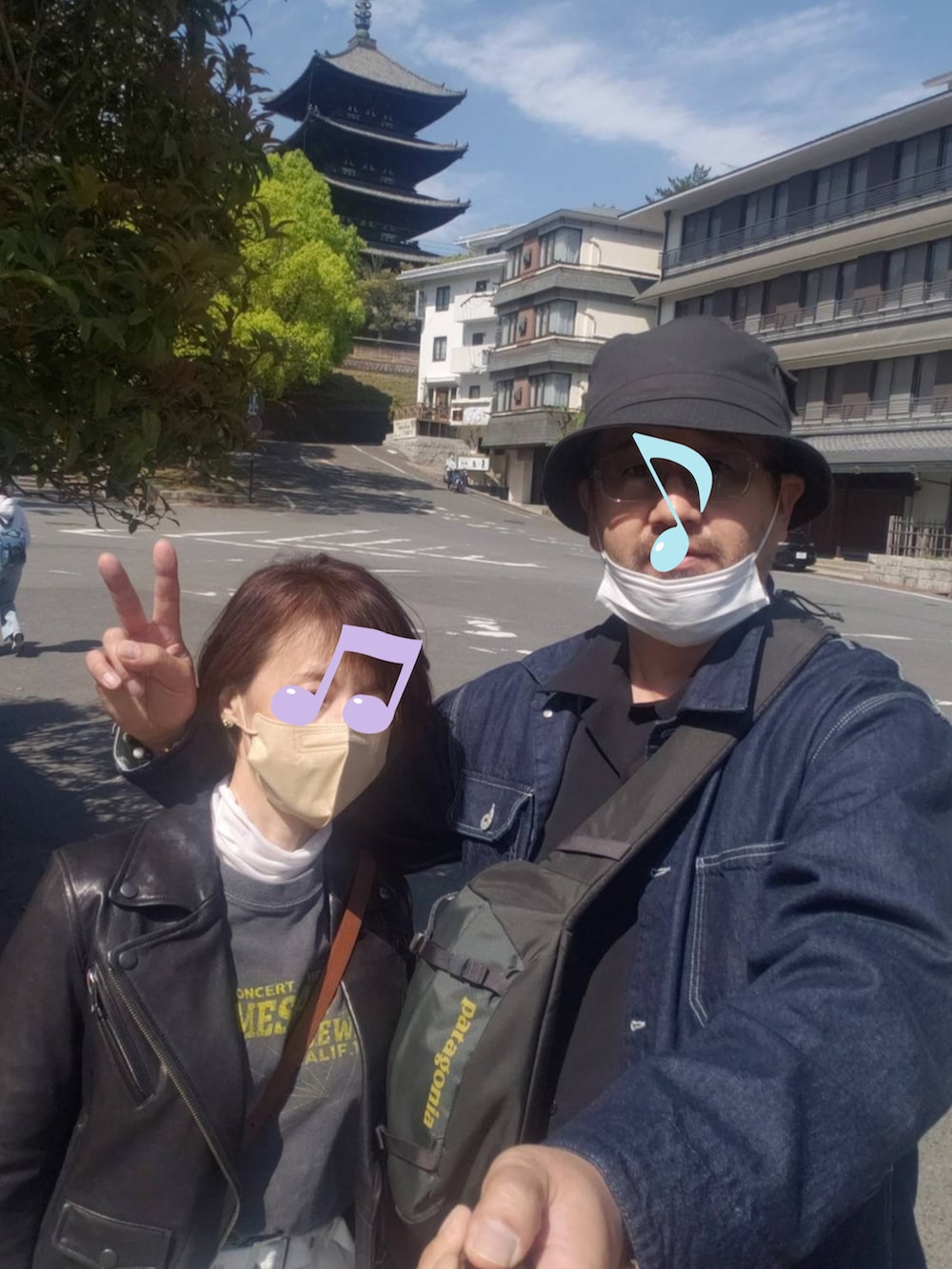 ブルー系のデニムジャケット、ブラック系のライダースジャケット、ブラック系のTシャツ/カットソーを着用したレディースの春コーディネートの2枚目の写真