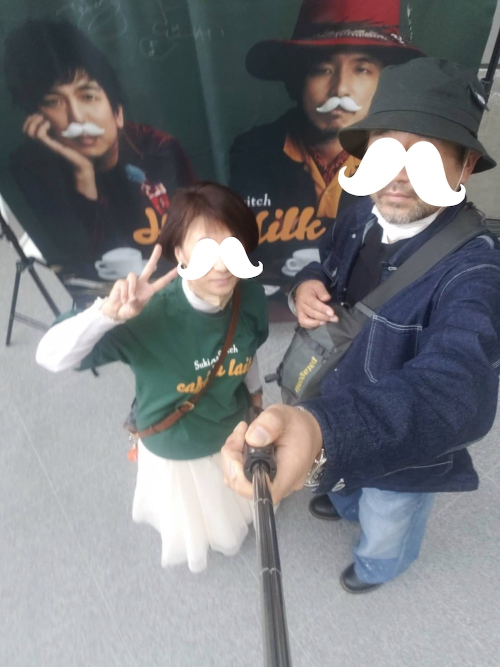 ブルー系のデニムジャケット、ブラック系のライダースジャケット、ブラック系のTシャツ/カットソーを着用したレディースの春コーディネートの3枚目の写真