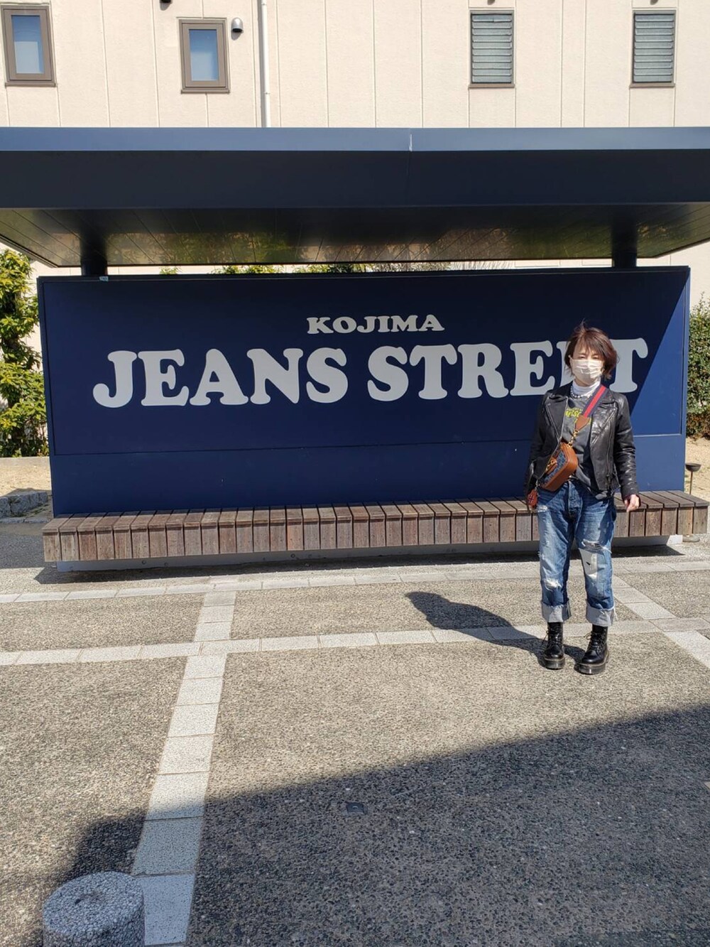 グリーン系のカーゴパンツ、ブルー系のその他アウターを着用したレディースの春コーディネートの2枚目の写真