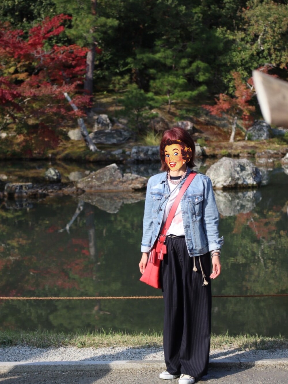 グリーン系のオールインワン・サロペット、ブラック系のハットを着用したレディースの秋コーディネートの2枚目の写真