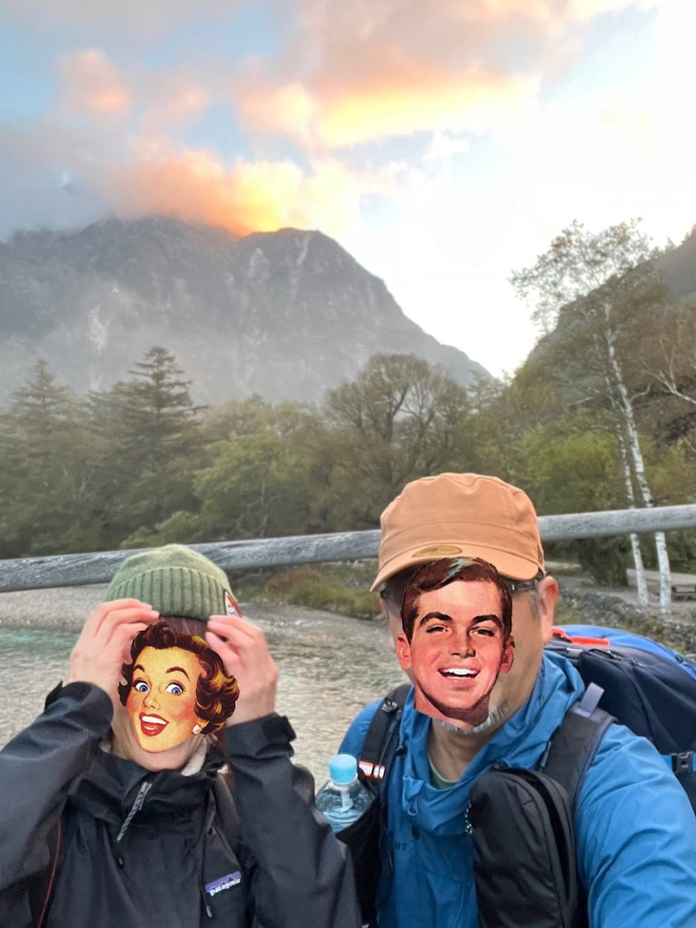 ブラック系のマウンテンパーカー、グリーン系のパンツ、ブラック系のバックパック/リュックを着用したレディースの秋コーディネートの2枚目の写真