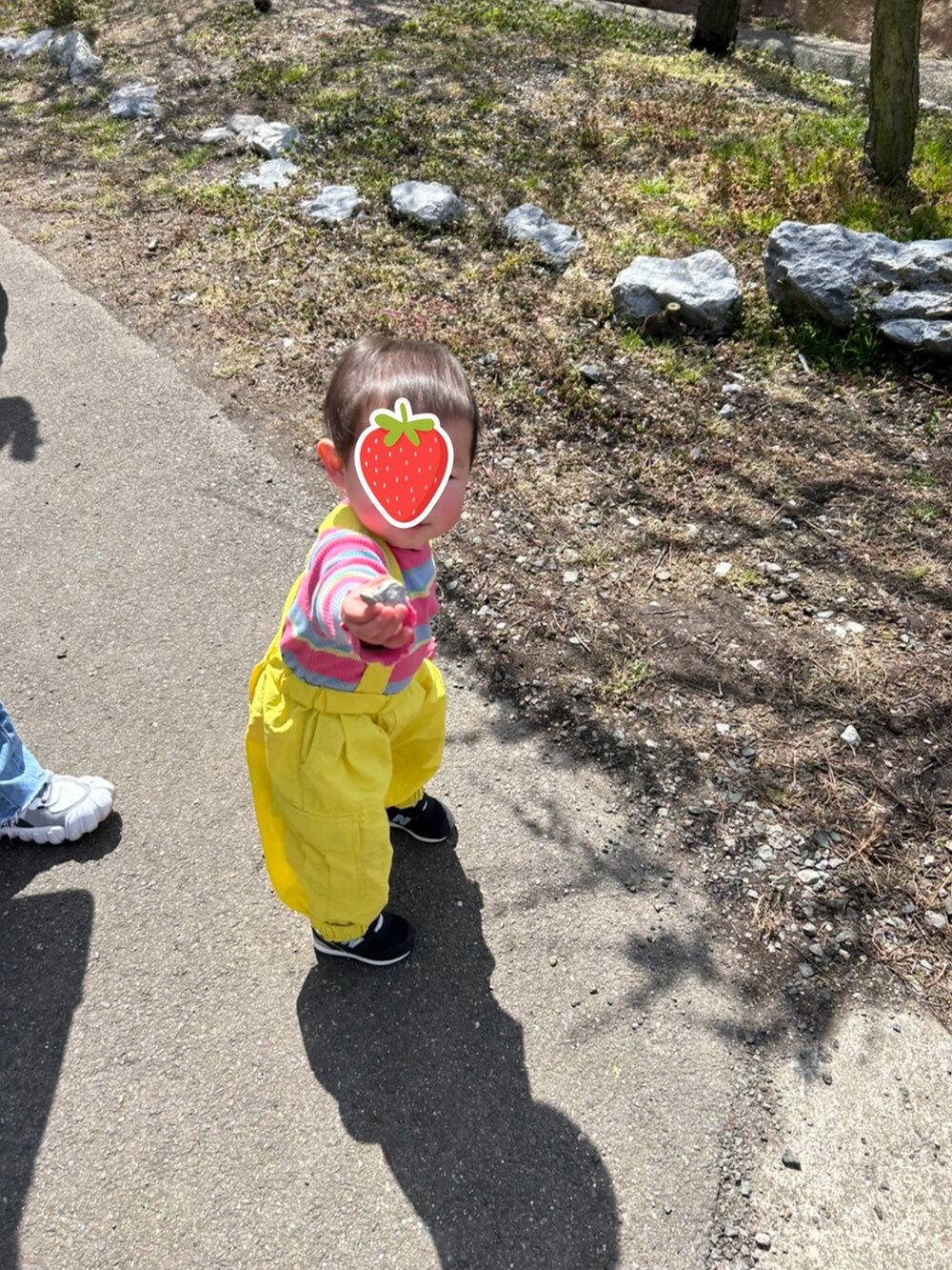 グリーン系のジャケット/アウター、ブラウン系のダウンベスト、その他のトップスを着用したレディースの春コーディネートの2枚目の写真