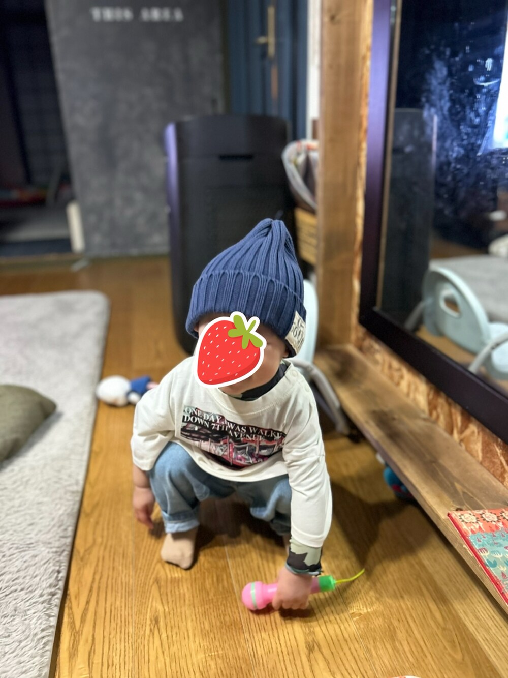 ホワイト系のトップスを着用したレディースの春コーディネートの2枚目の写真