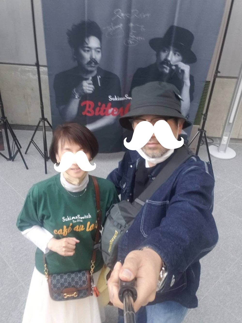 ブルー系のデニムジャケット、ブラック系のライダースジャケット、ブラック系のTシャツ/カットソーを着用したレディースの春コーディネートの4枚目の写真