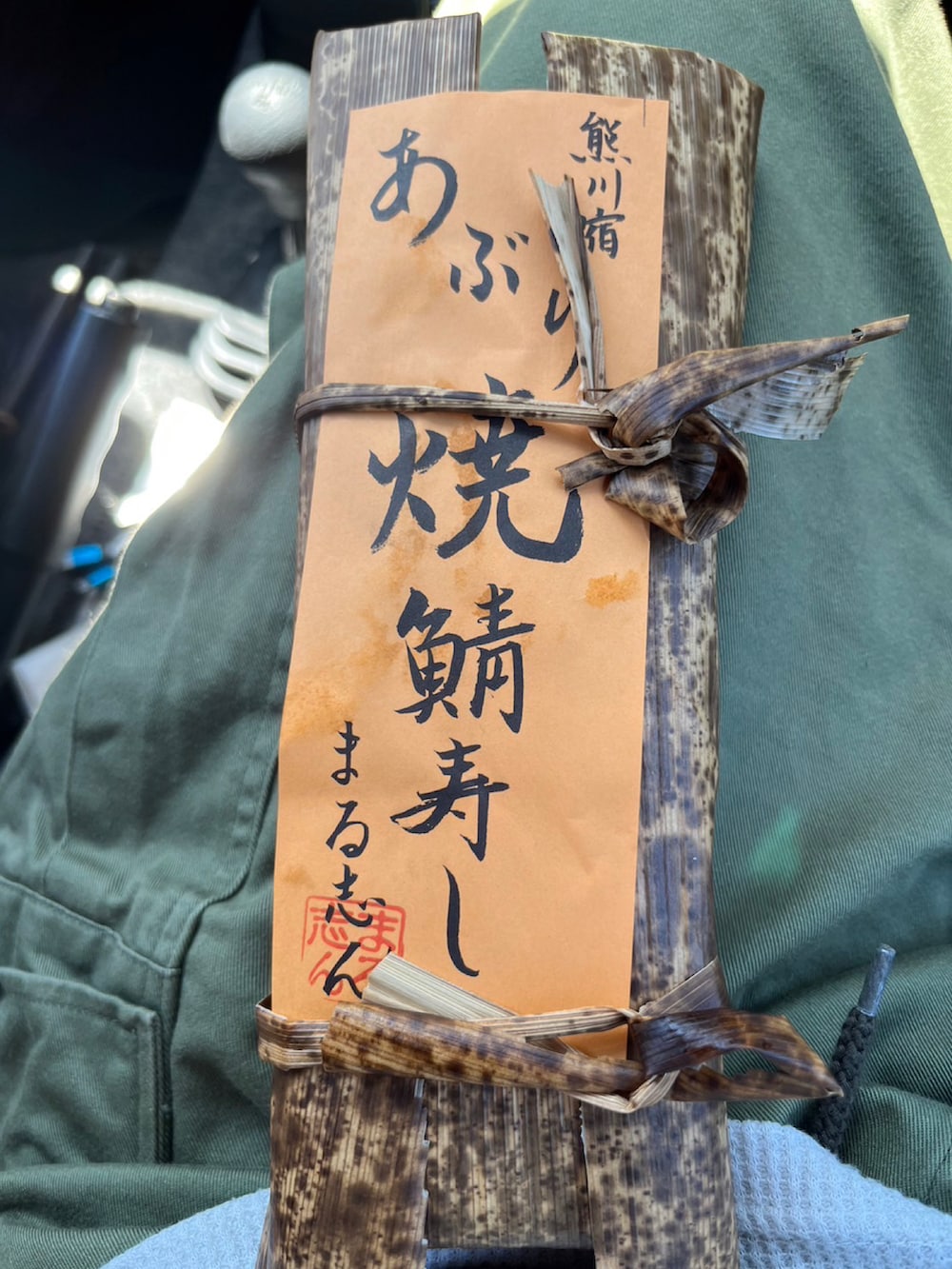 ホワイト系のスカート、ブラック系のTシャツ/カットソー、ブラック系のサンダルを着用したレディースの秋コーディネートの3枚目の写真