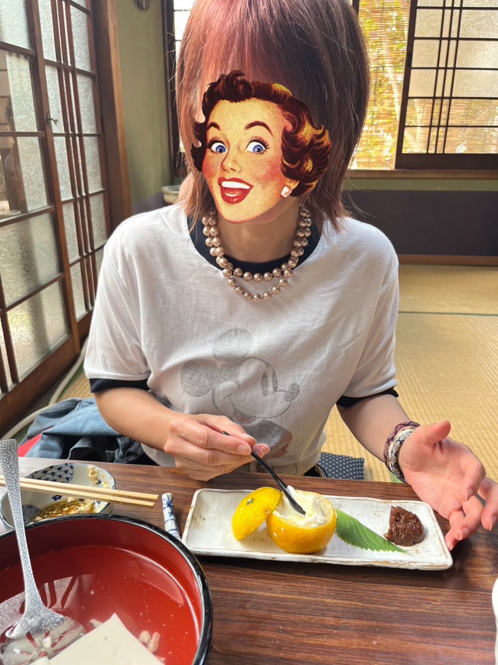 グリーン系のオールインワン・サロペット、ブラック系のハットを着用したレディースの秋コーディネートの3枚目の写真