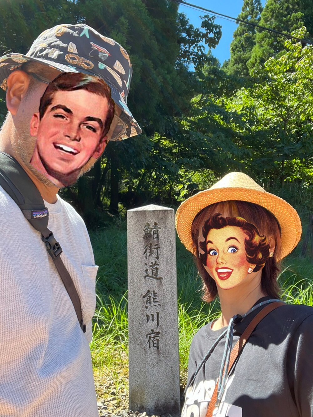 ホワイト系のスカート、ブラック系のTシャツ/カットソー、ブラック系のサンダルを着用したレディースの秋コーディネートの2枚目の写真