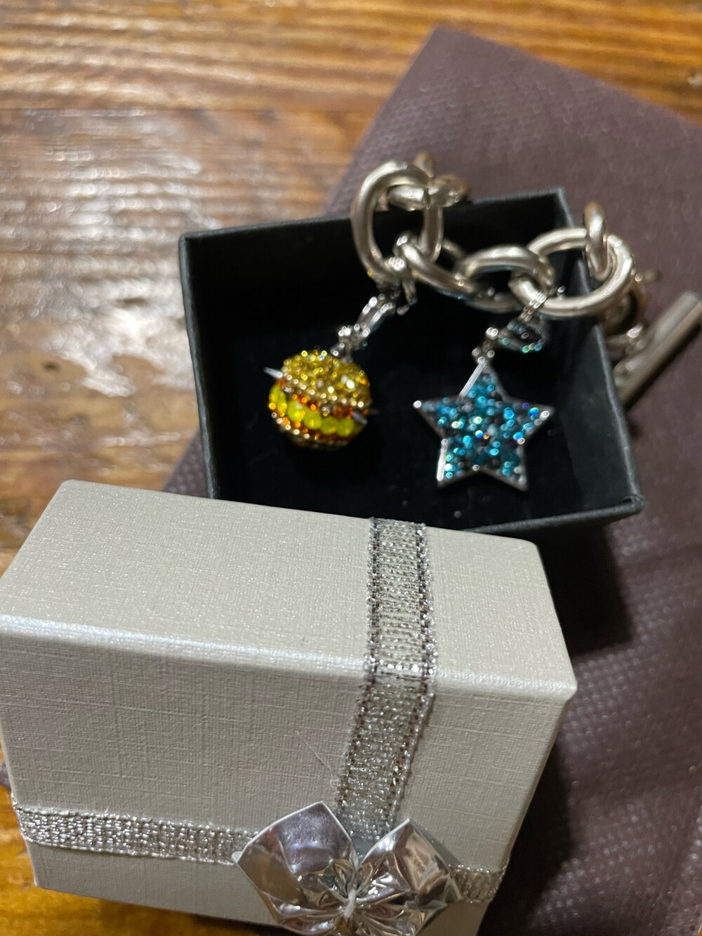 ブラック系のスニーカー、レッド系のソックス/靴下を着用したレディースの春コーディネートの2枚目の写真