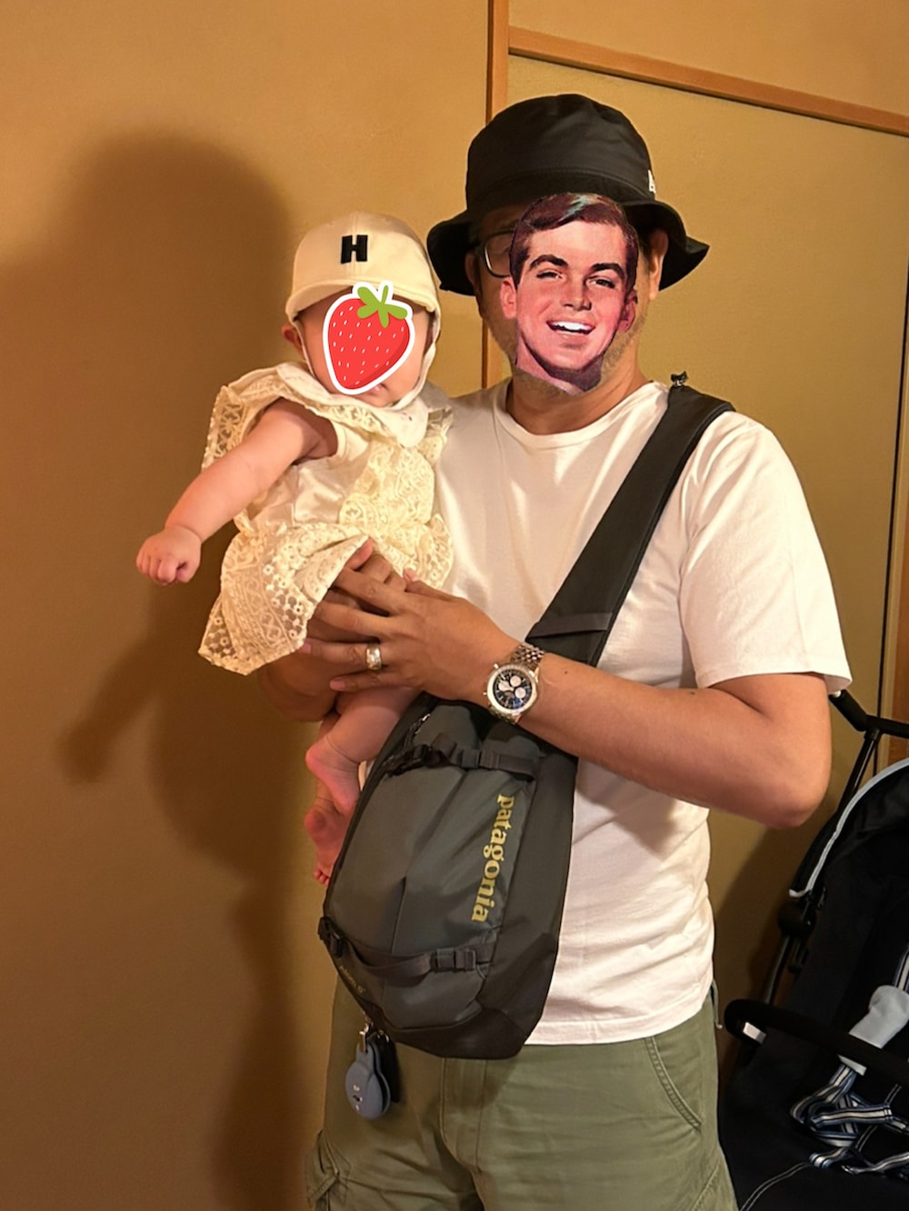 ホワイト系のTシャツ/カットソー、ブルー系のシャツ/ブラウスを着用したレディースの秋コーディネートの2枚目の写真