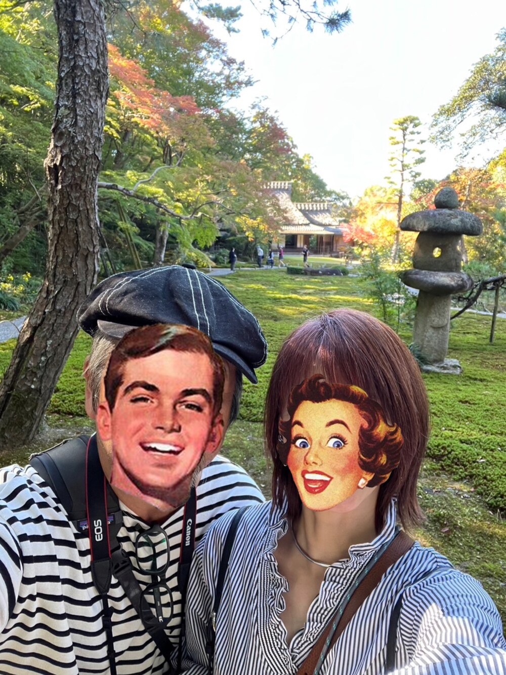 ブラック系のシャツ/ブラウスを着用したレディースの秋コーディネートの3枚目の写真