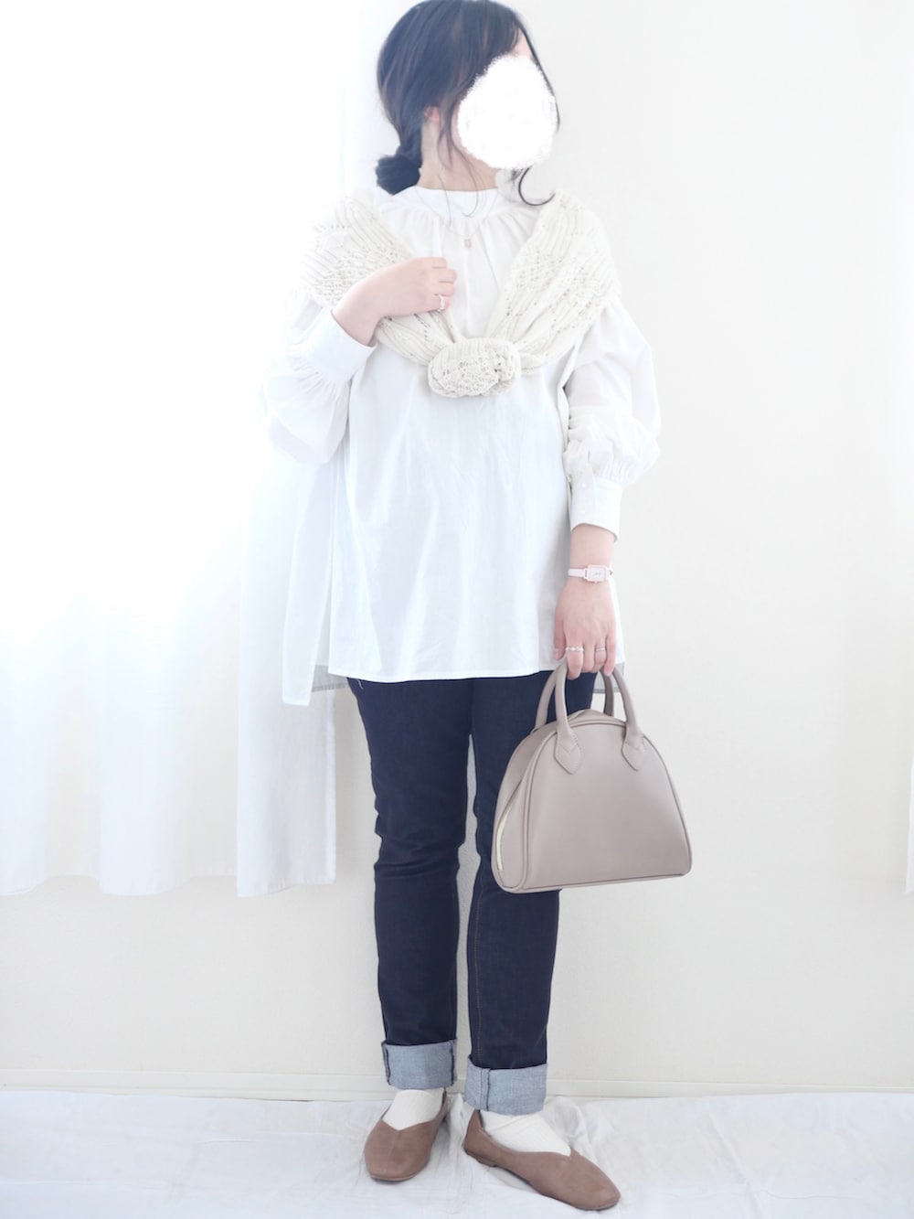 ホワイト系のシャツ/ブラウス、ベージュ系のハンドバッグ、ブルー系のデニムパンツを着用したレディースの春コーディネートの2枚目の写真