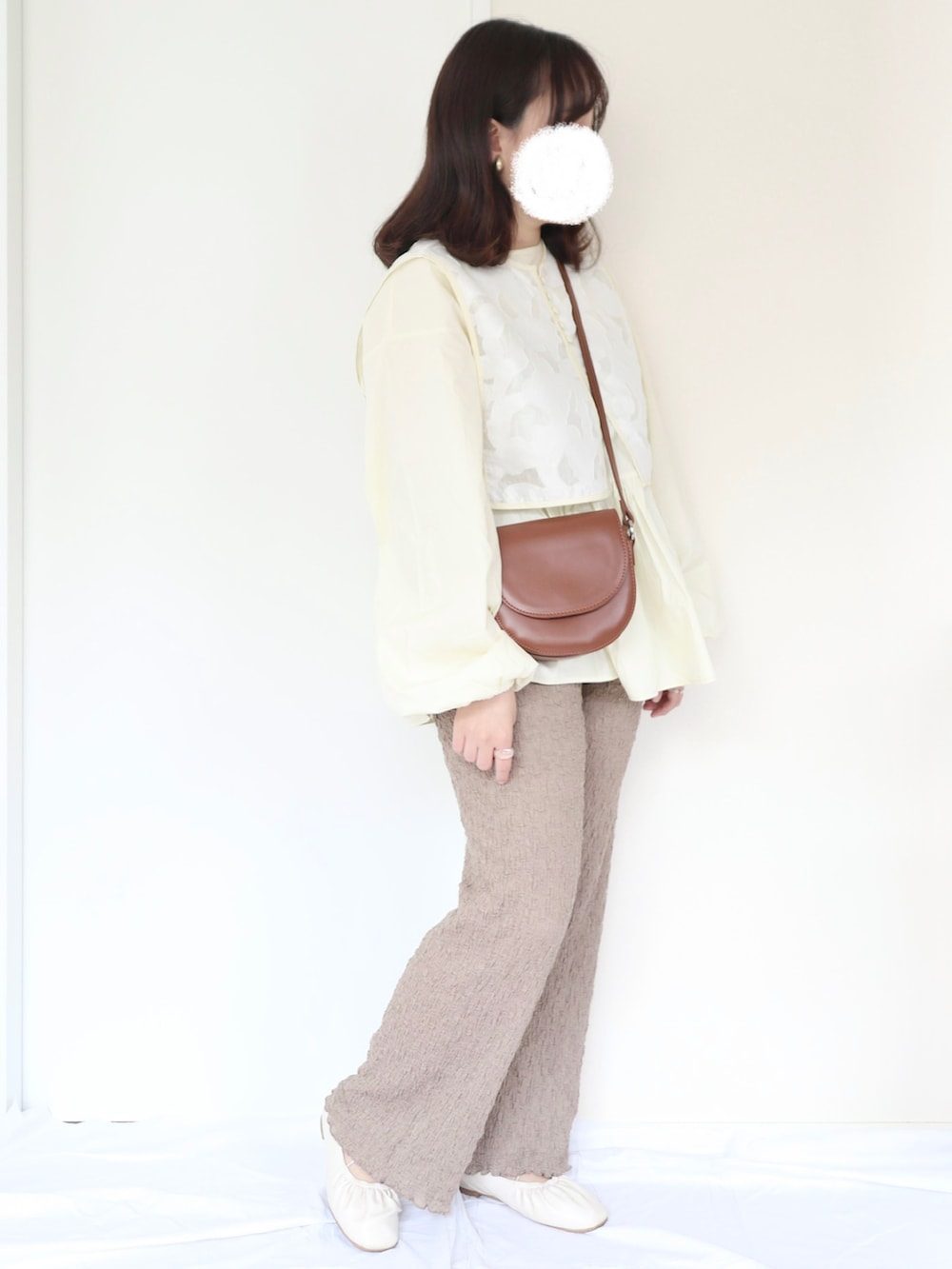 ブラウン系のボストンバッグ、ブラウン系のパンプス、ブラウン系のパンツを着用したレディースの秋コーディネートの2枚目の写真