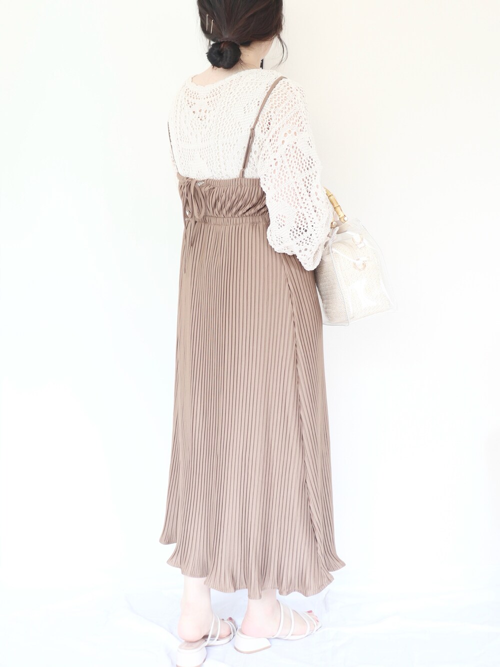 ベージュ系のワンピース、ホワイト系のニット/セーター、ホワイト系のショルダーバッグを着用したレディースの夏コーディネートの2枚目の写真