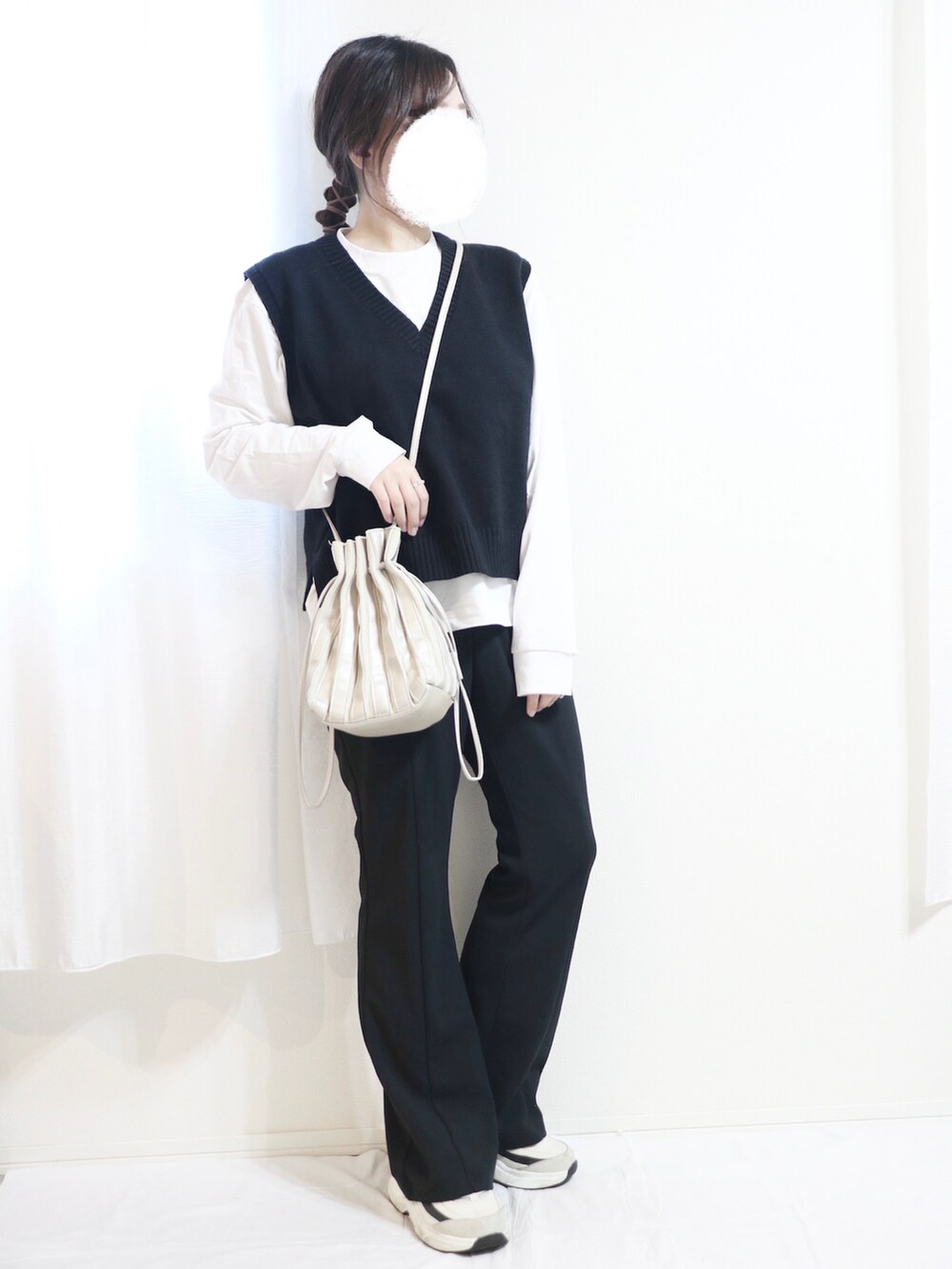 ホワイト系のシャツワンピース、ホワイト系のトートバッグ、ブラウン系のパンプスを着用したレディースの秋コーディネートの4枚目の写真