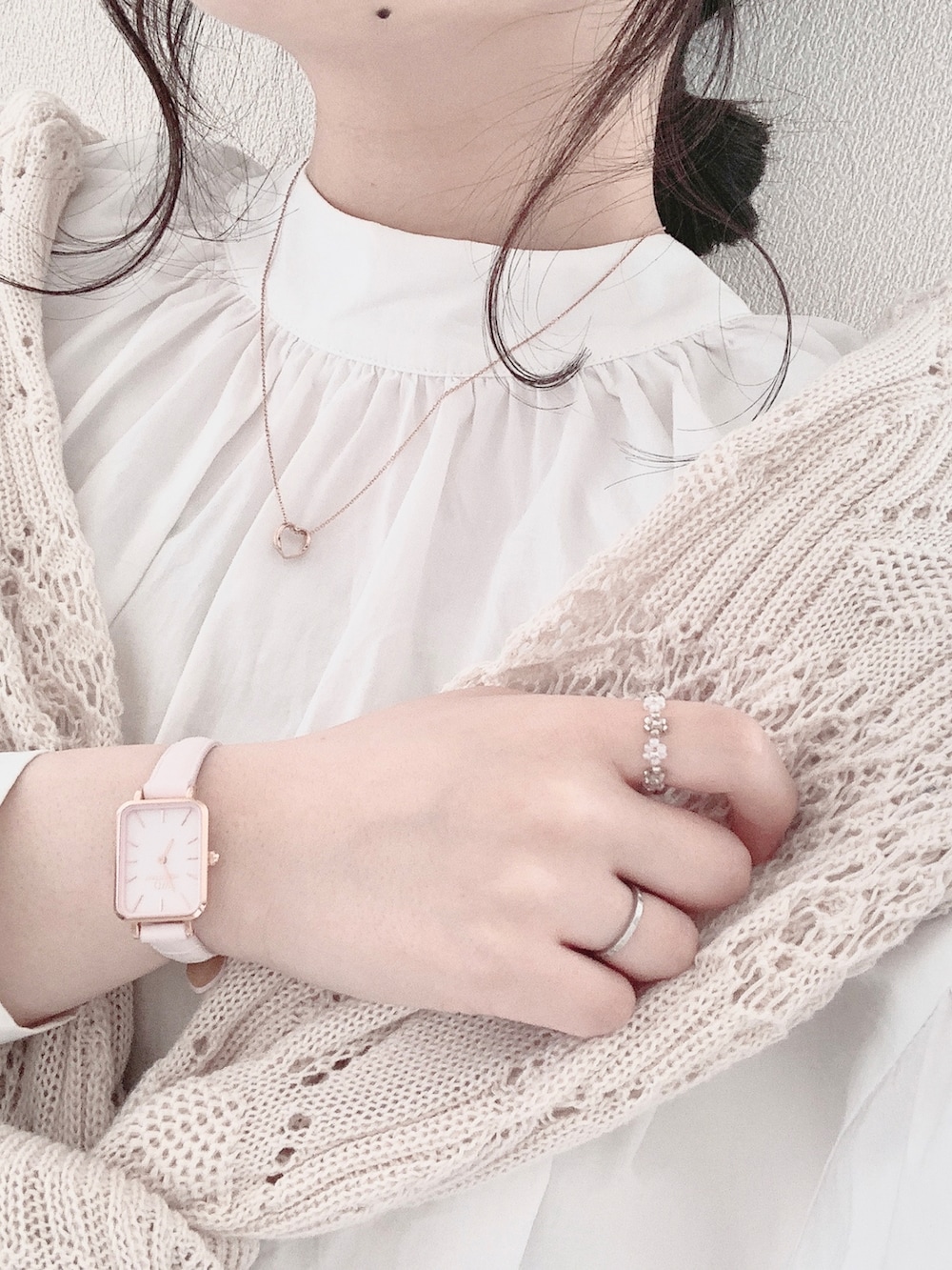 ホワイト系のシャツ/ブラウス、ベージュ系のハンドバッグ、ブルー系のデニムパンツを着用したレディースの春コーディネートの4枚目の写真