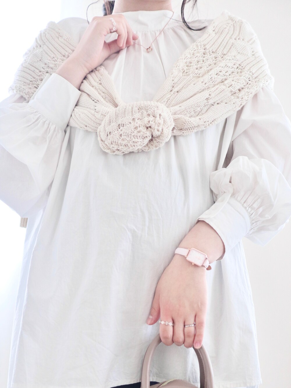 ホワイト系のシャツ/ブラウス、ベージュ系のハンドバッグ、ブルー系のデニムパンツを着用したレディースの春コーディネートの3枚目の写真