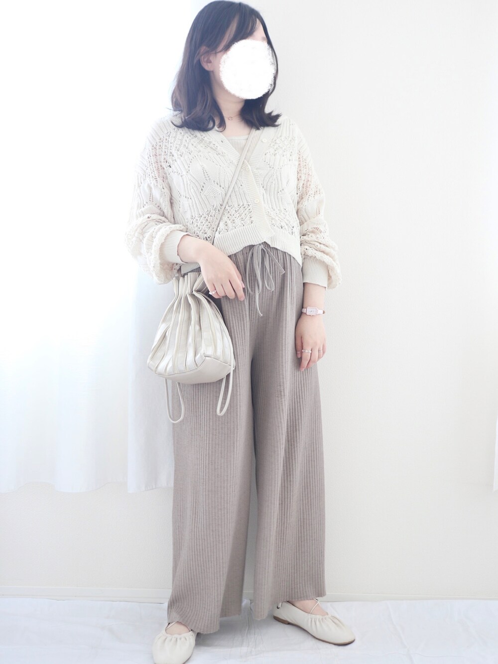 ベージュ系のカーディガン/ボレロ、ブラウン系のその他パンツ、シルバー系のバッグを着用したレディースの春コーディネートの2枚目の写真