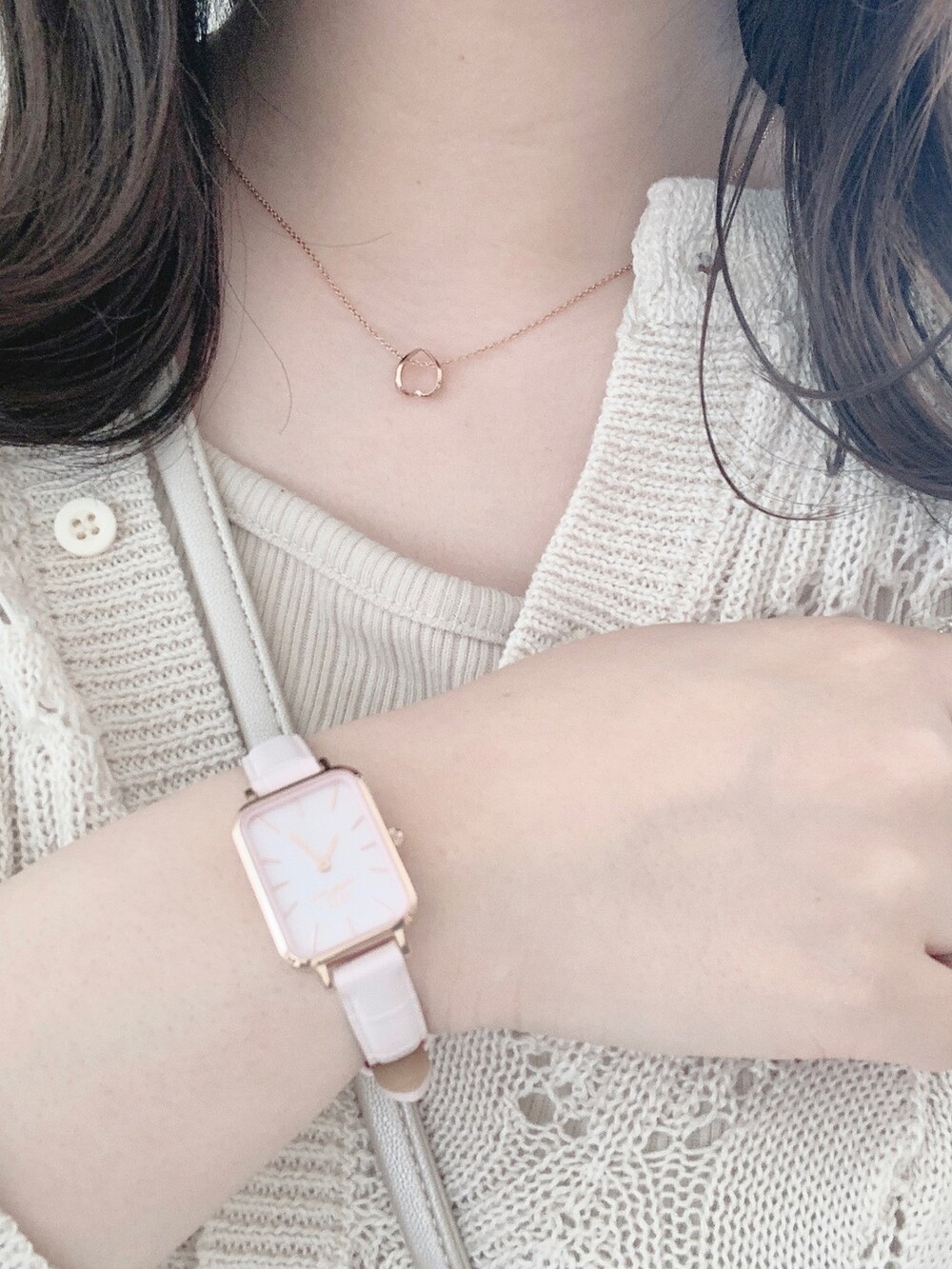 ベージュ系のカーディガン/ボレロ、ブラウン系のその他パンツ、シルバー系のバッグを着用したレディースの春コーディネートの4枚目の写真