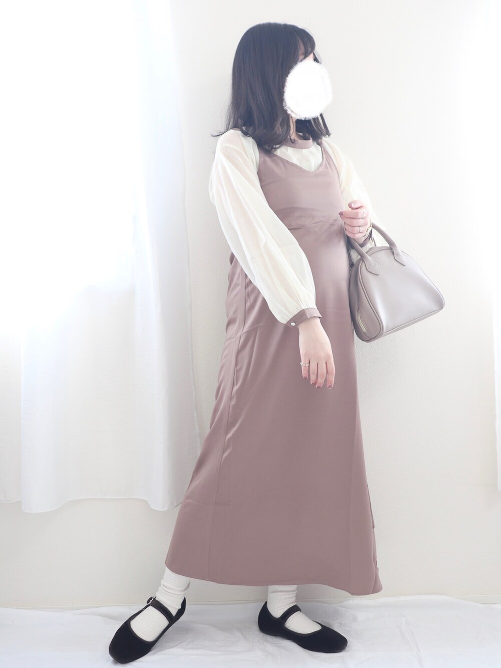 ホワイト系のニット/セーター、ベージュ系のワンピース、ホワイト系のトートバッグを着用したレディースの春コーディネートの2枚目の写真