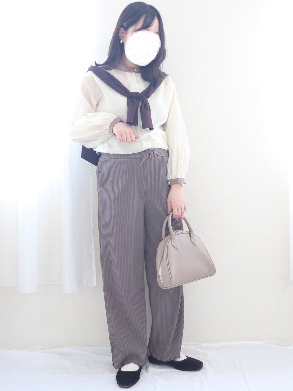 ホワイト系のニット/セーター、ベージュ系のワンピース、ホワイト系のトートバッグを着用したレディースの春コーディネートの3枚目の写真