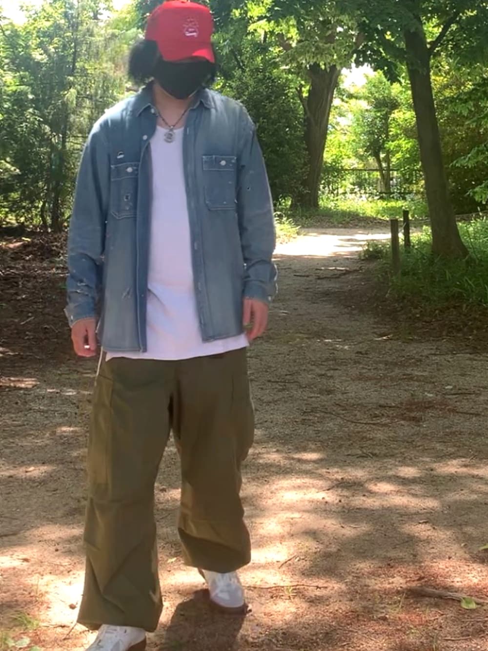 ブルー系のシャツ/ブラウス、ホワイト系のタンクトップ、グリーン系のカーゴパンツを着用したメンズの春コーディネートの2枚目の写真