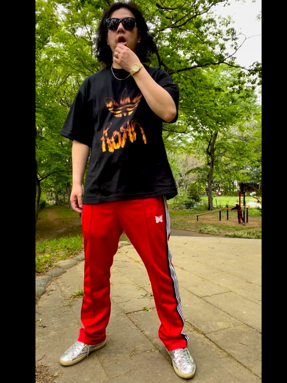 ブラック系のTシャツ/カットソー、レッド系のその他パンツ、シルバー系のスニーカーを着用したメンズの春コーディネートの2枚目の写真