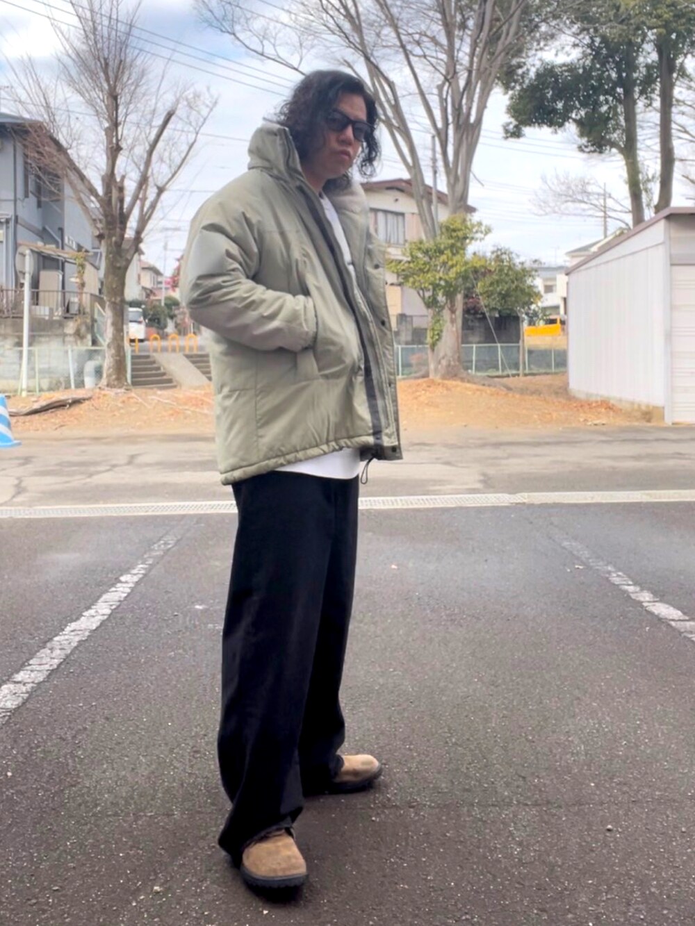 ベージュ系のその他アウター、ホワイト系のスウェット、ブラック系のデニムパンツを着用したメンズの冬コーディネートの2枚目の写真