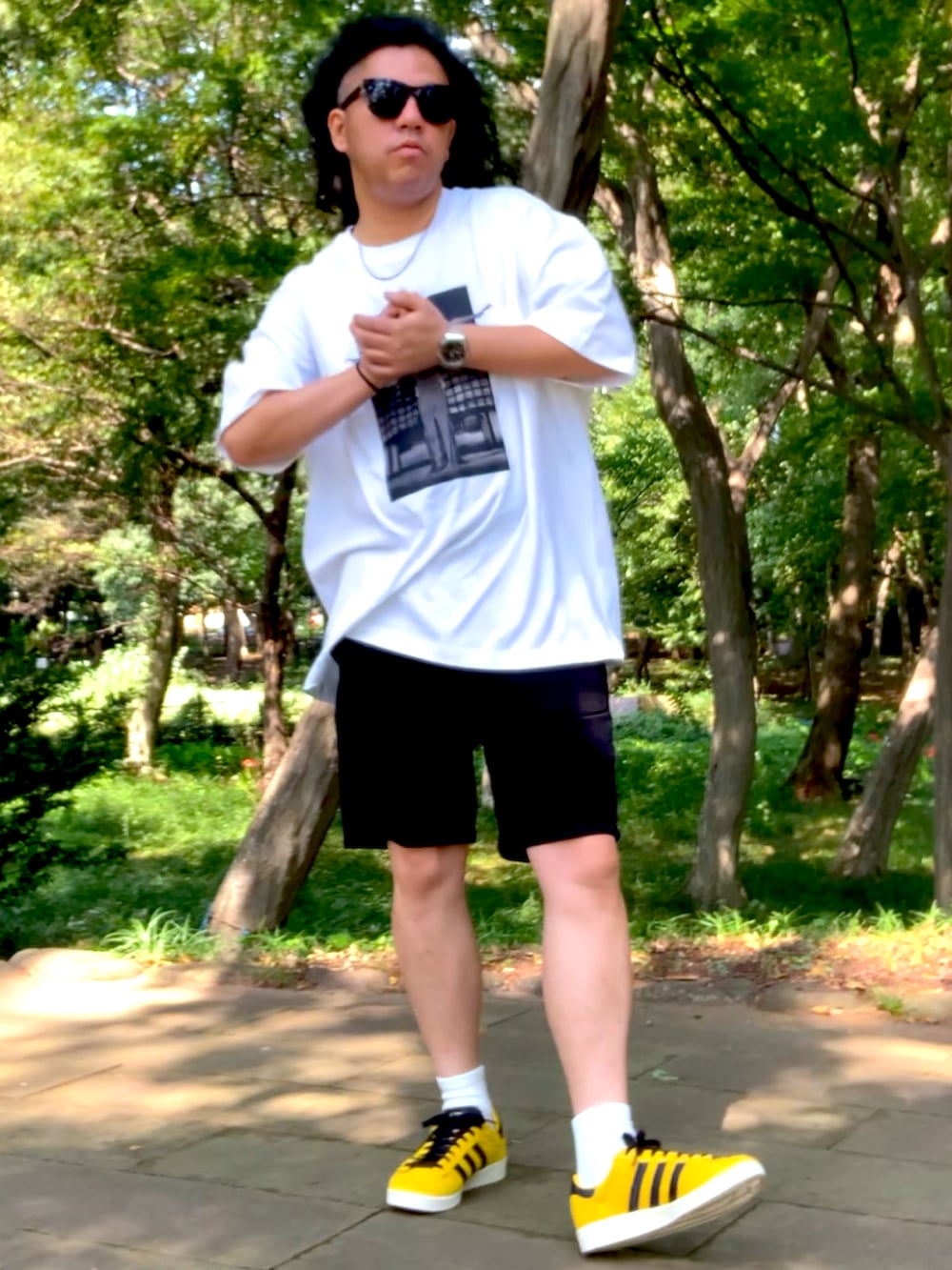 イエロー系のスニーカー、ブラック系のスウェットパンツ、ホワイト系のTシャツ/カットソーを着用したメンズの秋コーディネートの4枚目の写真