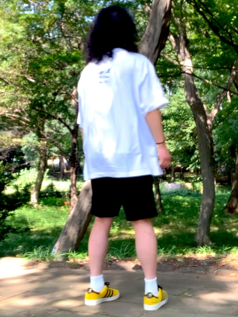 イエロー系のスニーカー、ブラック系のスウェットパンツ、ホワイト系のTシャツ/カットソーを着用したメンズの秋コーディネートの5枚目の写真