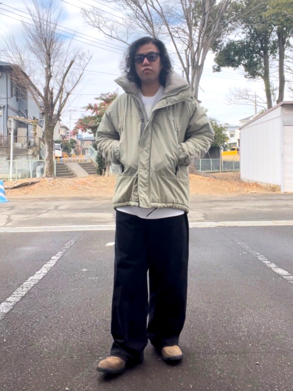 ベージュ系のその他アウター、ホワイト系のスウェット、ブラック系のデニムパンツを着用したメンズの冬コーディネートの4枚目の写真