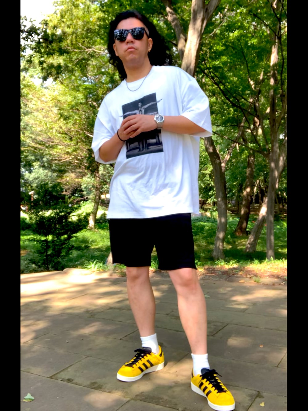 イエロー系のスニーカー、ブラック系のスウェットパンツ、ホワイト系のTシャツ/カットソーを着用したメンズの秋コーディネートの2枚目の写真