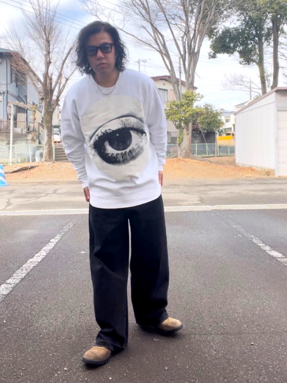 ベージュ系のその他アウター、ホワイト系のスウェット、ブラック系のデニムパンツを着用したメンズの冬コーディネートの3枚目の写真