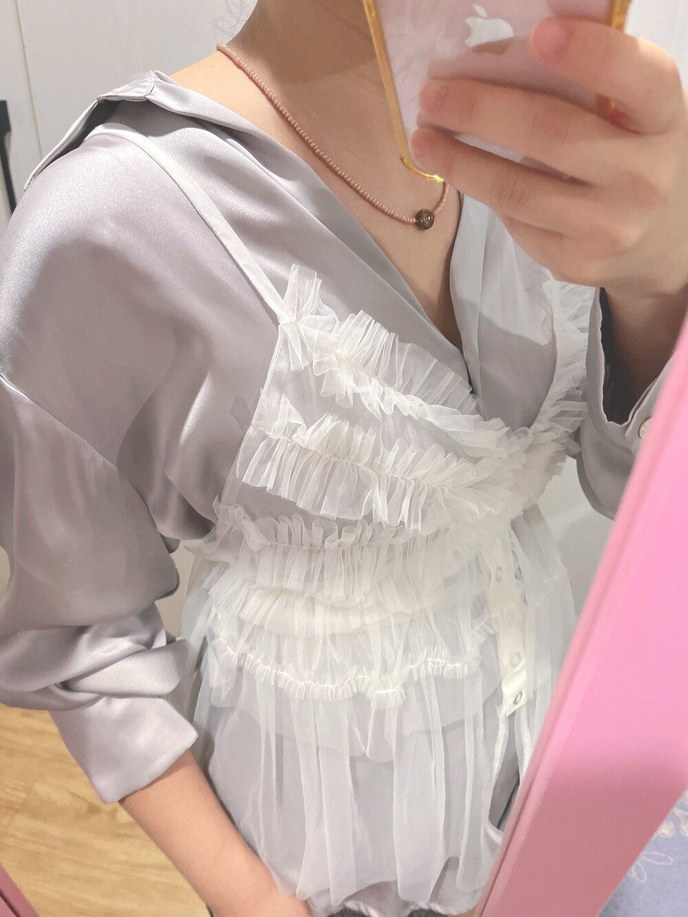 ホワイト系のキャミソール、シルバー系のシャツ/ブラウスを着用したレディースの秋コーディネートの2枚目の写真