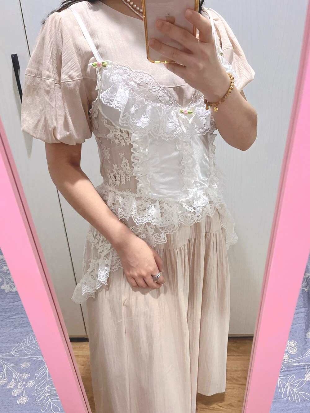 グレー系のキャミソールを着用したレディースの夏コーディネートの2枚目の写真