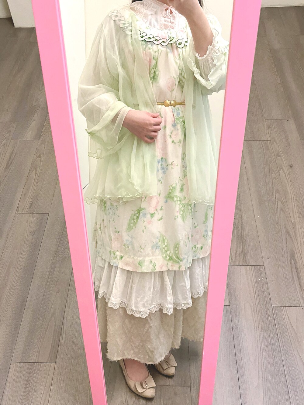 「VINTAGEのアイテム（ルームワンピース、グリーン系）」を使った、andidilianさん（レディース・157cm）の春コーディネートの2枚目の写真