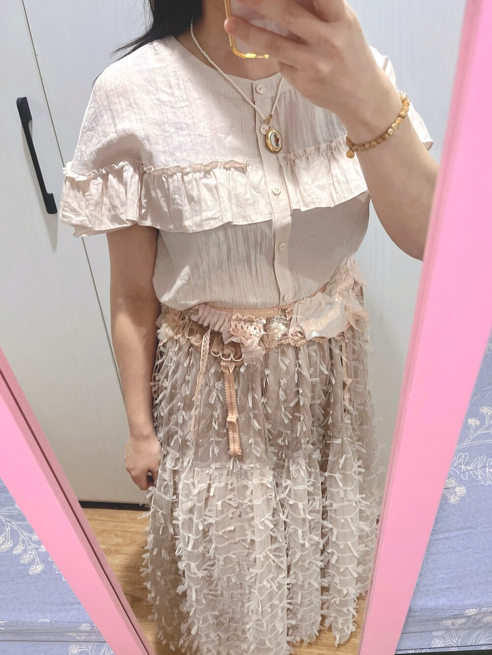 グレー系のキャミソールを着用したレディースの夏コーディネートの4枚目の写真