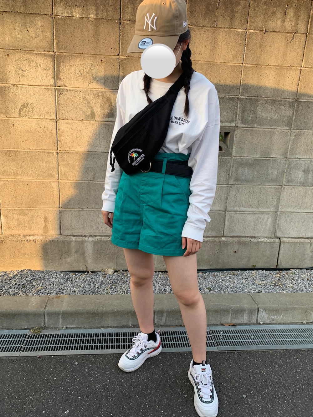 「プチフラ、プチプラコーデ、グリーン、グリーンコーデ、白、白Tシャツ、ウエストポーチ、しまむら、Avail、ワンピース、NEW ERA、FILAスニーカー、Arnold Palmer」｜「Arnold Palmerのアイテム（ボディバッグ/ウエストポーチ、ブラック系）」を使った、m.codeさん（レディース・158cm）の春コーディネートの2枚目の写真