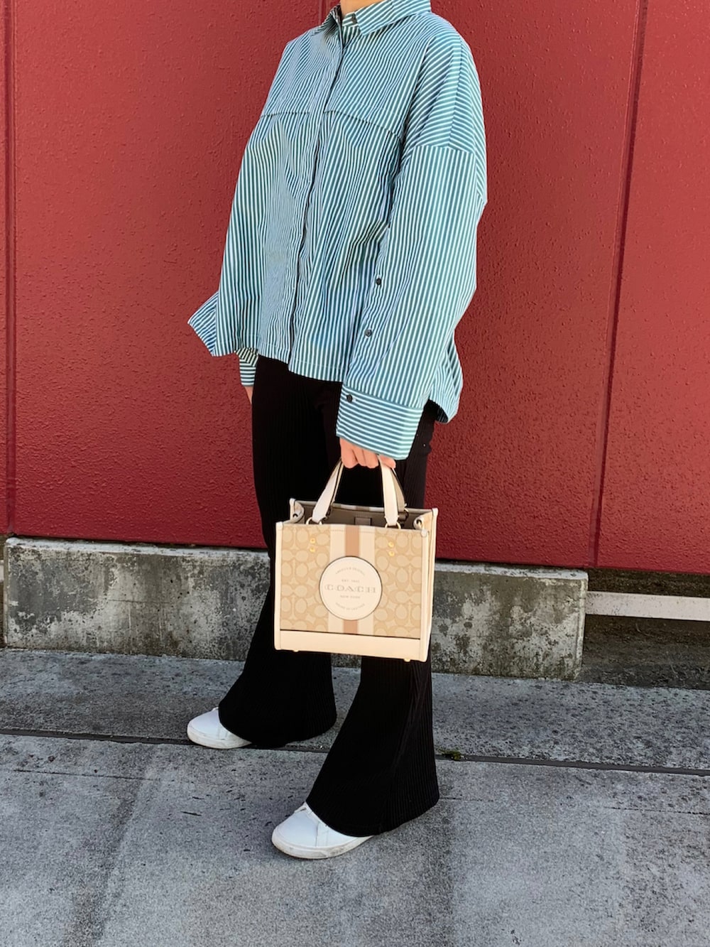 「グリーンコーデ、ストライプシャツ、フレアパンツ 黒、ごきげんウィーク、スニーカーコーデ、アメリカンホリック、コーチ(COACH)、スプレイ(SpRay)」｜「AMERICAN HOLICのアイテム（シャツ/ブラウス、グリーン系）」を使った、m.codeさん（レディース・158cm）の春コーディネートの2枚目の写真