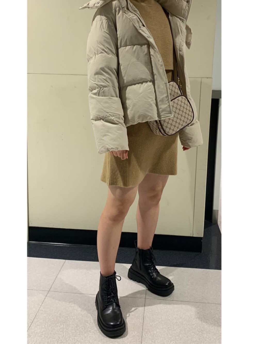 「スプレイ(SpRay)、GRL、GU、セットアップ、冬のコーデ、ニット、ショートブーツ、ワンピース、お出かけコーデ、ベージュ、ダウンコート、プチプラコーデ、JK、休日スタイル、大人コーデ」｜「GUのアイテム（ダウンジャケット/コート、ホワイト系）」を使った、m.codeさん（レディース・159cm）の冬コーディネートの2枚目の写真