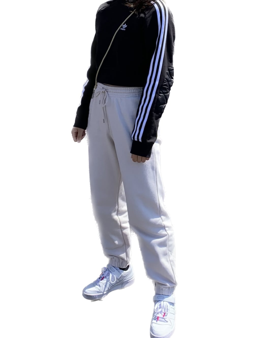 「adidas、ユニクロ、adidasスニーカー、ラクチンコーデ、黒、白、おさんぽスタイル、スニーカー、おしゃれさんと繋がりたい、プチプチコーデ、JK、スポーツミックス、プチプラ、シンプルスタイル、ロゴスウェット」｜「adidasのアイテム（スウェット、ブラック系）」を使った、m.codeさん（レディース・159cm）の春コーディネートの2枚目の写真