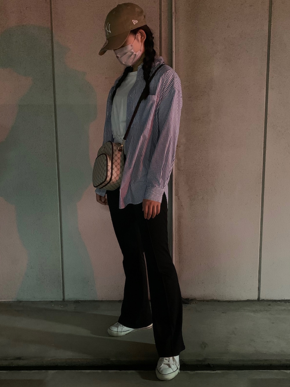 「プチプラコーデ、きまわしコーデ、GU、GRL、ニューエラ キャップ、ストライプシャツ、JK、白スニーカー、白Tシャツ、青ストライプシャツ、黒、フレアパンツ、おしゃれさんと繋がりたい、秋服、休日コーデ」｜「NEW ERAのアイテム（キャップ、ベージュ系）」を使った、m.codeさん（レディース・158cm）の秋コーディネートの2枚目の写真