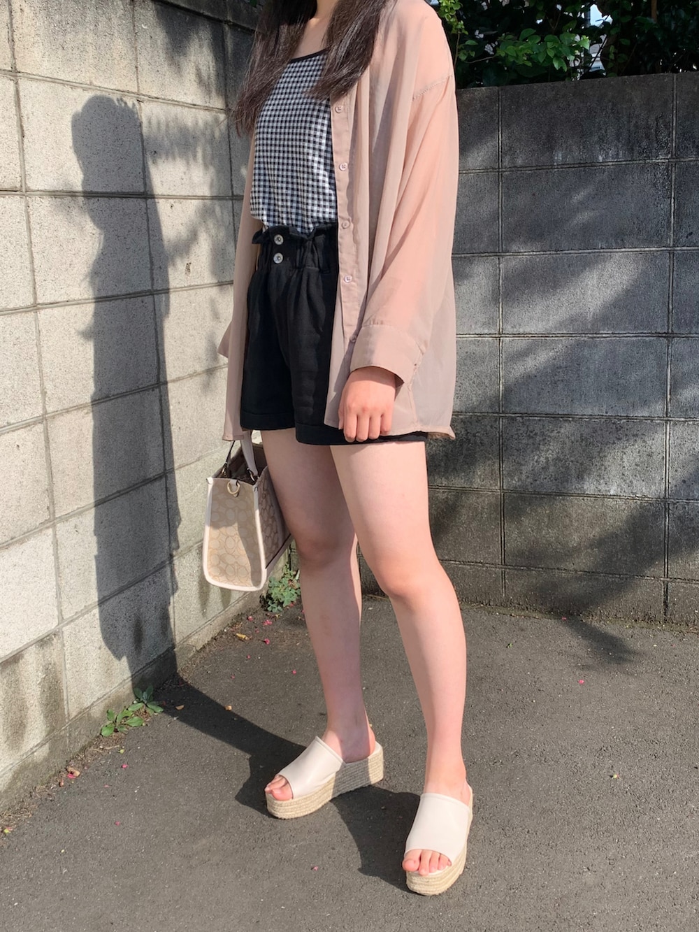 「プチプラ、夏コーデ、Avail、Availコーデ、GRL、コーチ(COACH)、ギンガムチェック、キャミソール、ショートパンツ、シアーシャツ、JK、JKコーデ、今日のコーデ、休日スタイル、夏」｜「Availのアイテム（キャミソール、その他）」を使った、m.codeさん（レディース・158cm）の夏コーディネートの2枚目の写真
