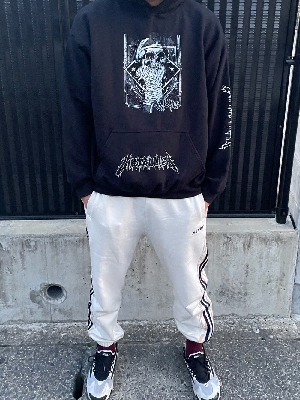 「オーバーサイズ、今日のコーデ、おしゃれさんと繋がりたい、古着コーデ、ブラック、韓国ブランド、nerdy」｜「NERDYのアイテム（その他パンツ、ベージュ系）」を使った、レイヤさん（メンズ・180cm）の春コーディネートの2枚目の写真